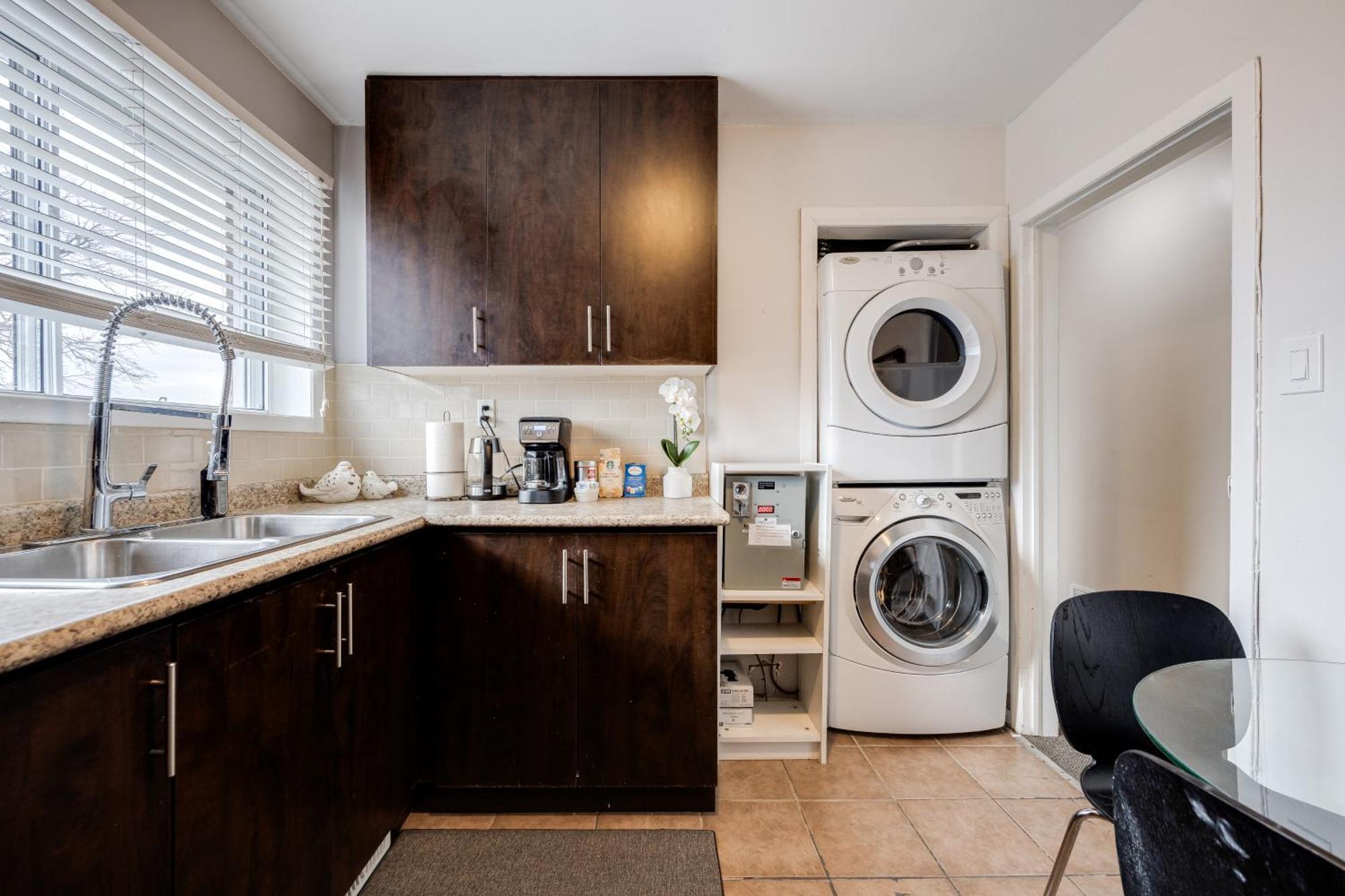 Eglinton West Guest Suite 토론토 외부 사진