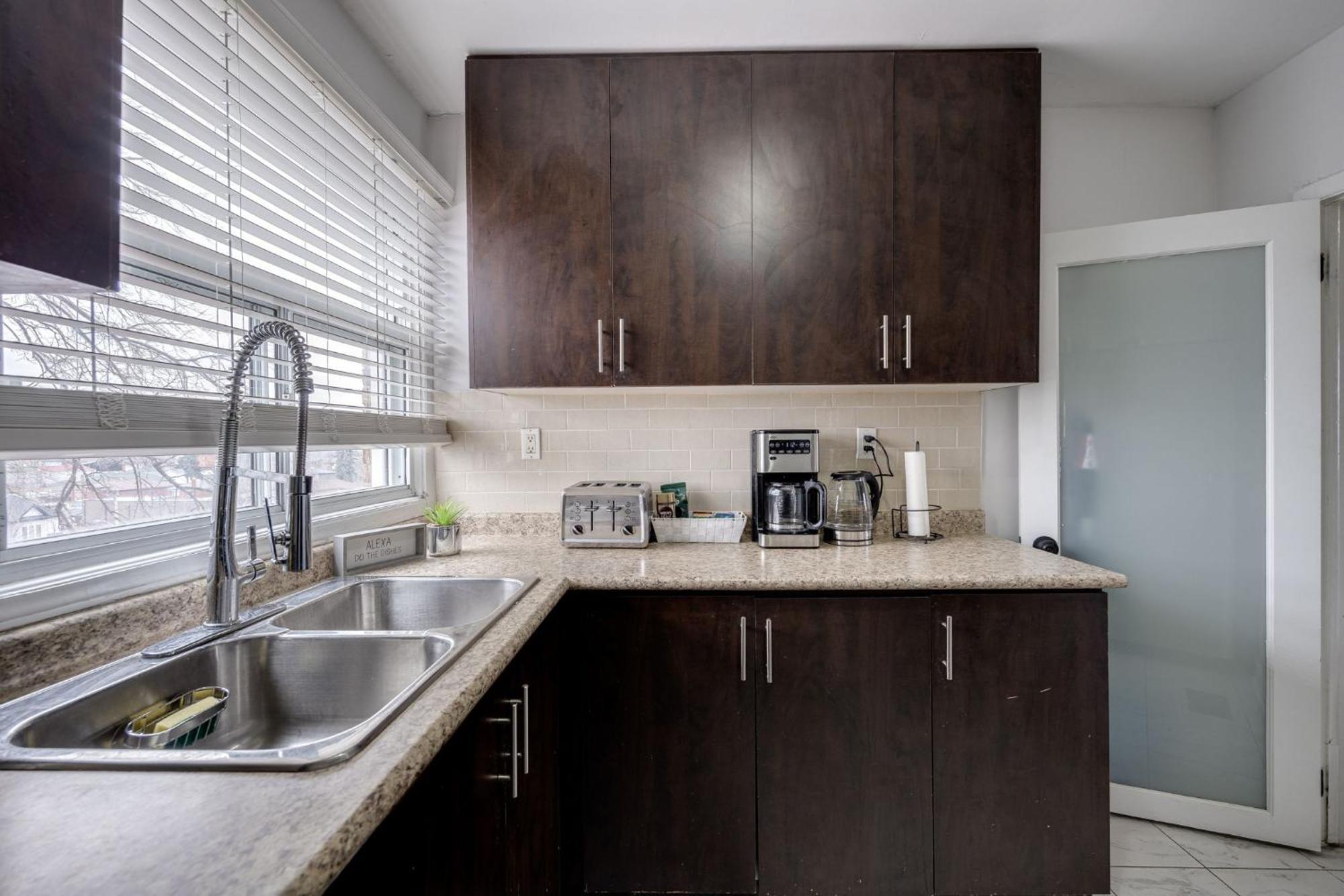 Eglinton West Guest Suite 토론토 외부 사진