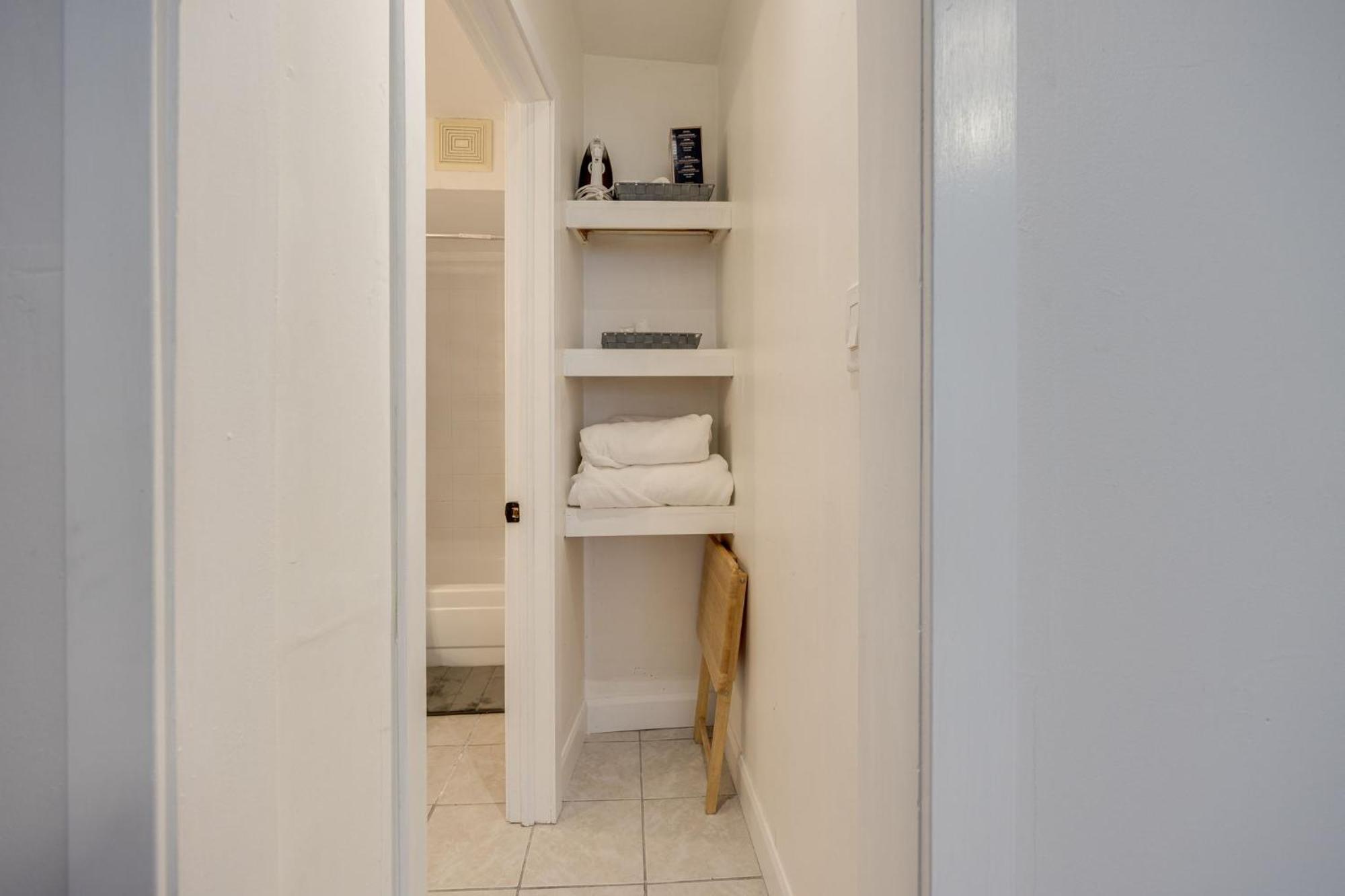 Eglinton West Guest Suite 토론토 외부 사진